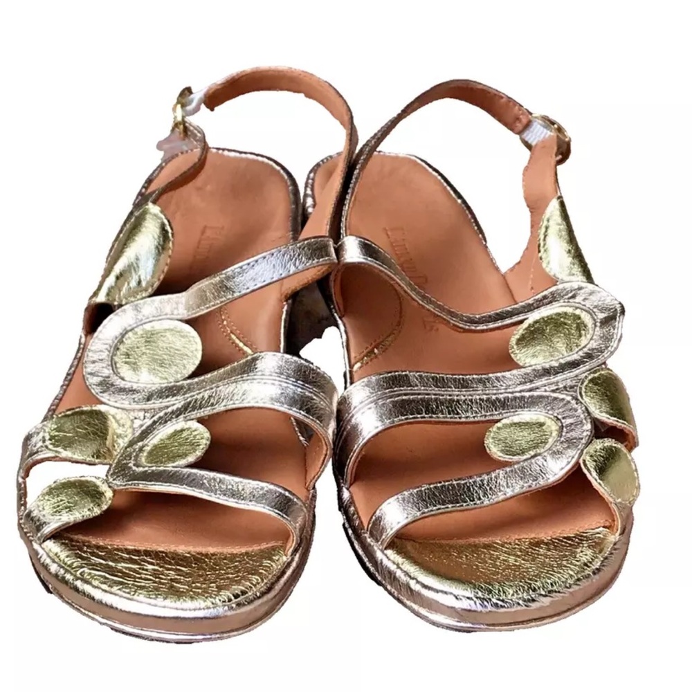 L’Amour des Pieds Darrius leather sandal in two-tone gold, size 9.
